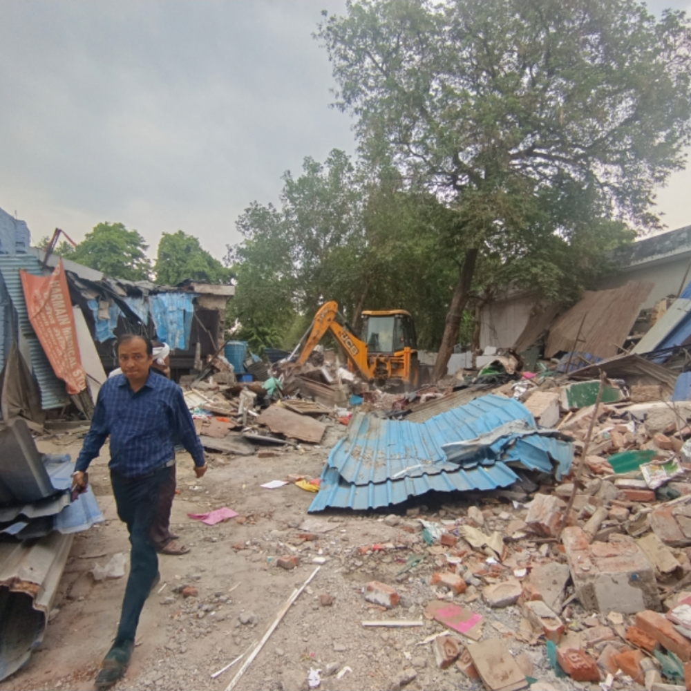 KGMU में लगातार दूसरे दिन अतिक्रमण के खिलाफ कार्रवाई:अवैध निर्माण कराया गया खाली, बुलडोजर और ट्राली से हटाया जा रहा मलबा