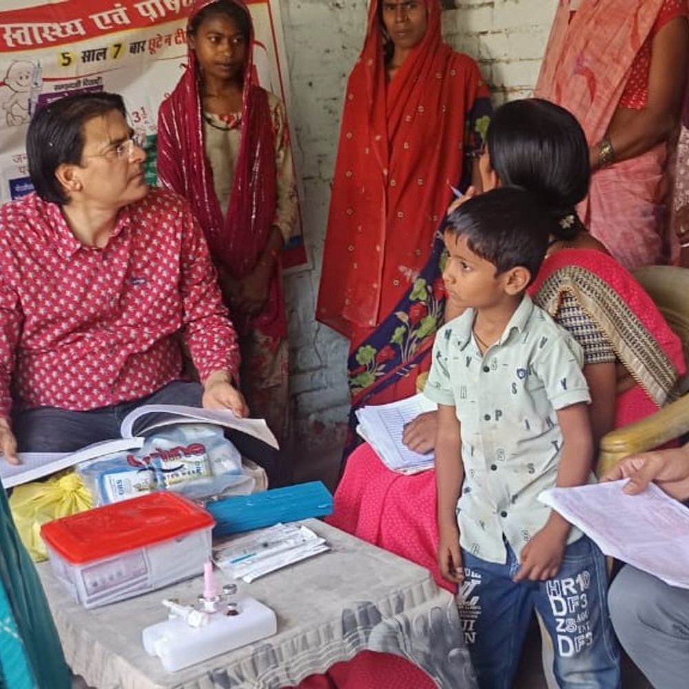 सिद्धार्थनगर के वीएचएसएनडी शिविर में टीकाकरण:157 बच्चों और 58 गर्भवती महिलाओं को लगे टीके, डॉक्टर ने दी गर्मी से बचने की सलाह