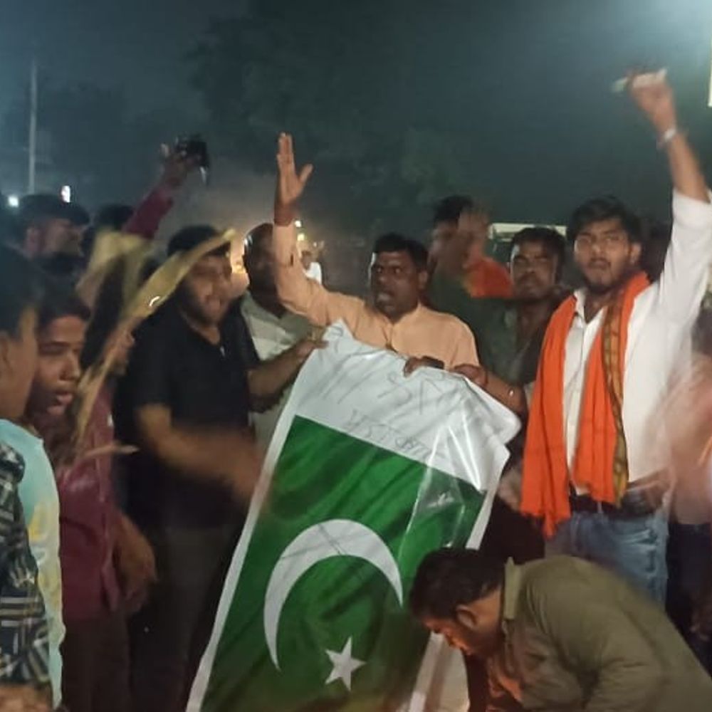 कश्मीर के पहलगाम में आतंकी हमले का विरोध:कुशीनगर में कैंडल मार्च निकाला, पाकिस्तान मुर्दाबाद के नारे लगे