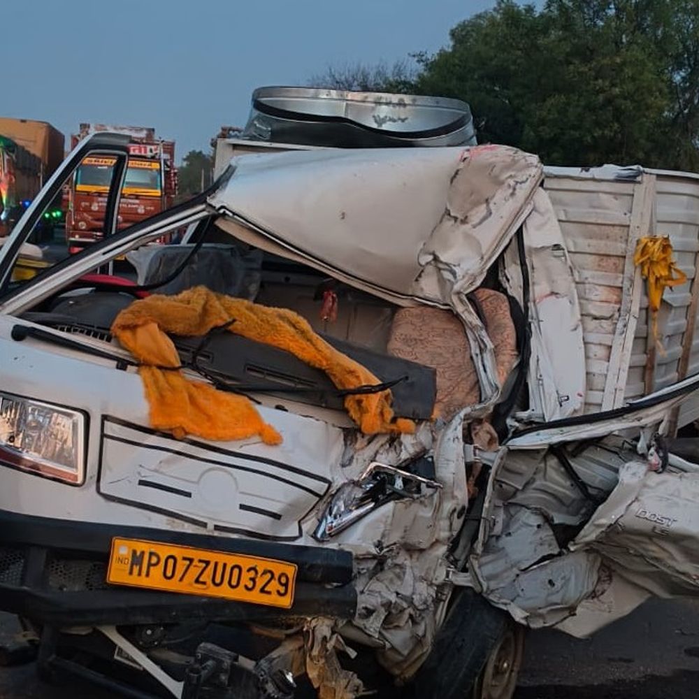हाथरस में लोडर को ट्रक ने मारी टक्कर:10 साल के बच्चे की मौके पर मौत, चालक गंभीर घायल