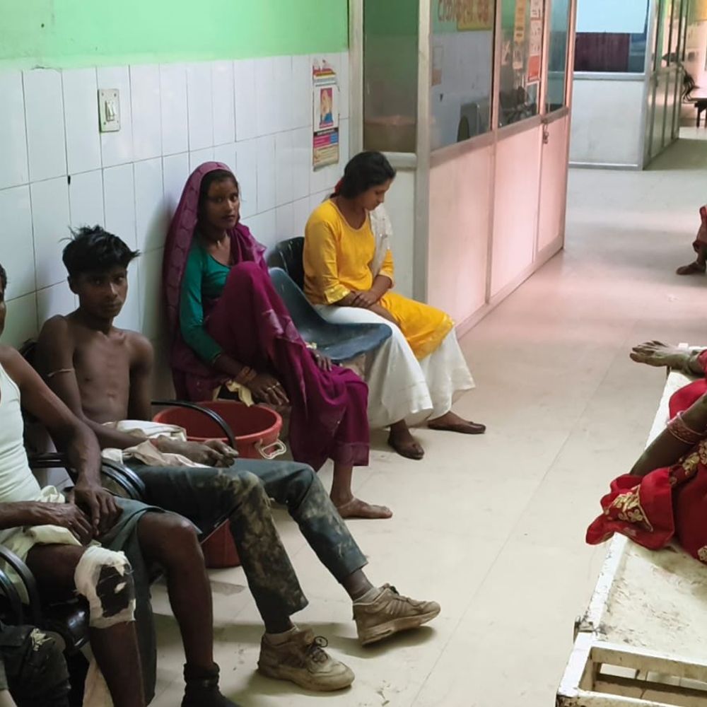 सीतापुर में अनियंत्रित होकर ट्रैक्टर ट्रॉली पलटी:बच्चे का अन्नप्राशन कराने मंदिर जा रहे 19 घायल, 2 गंभीर, अस्पताल में भर्ती