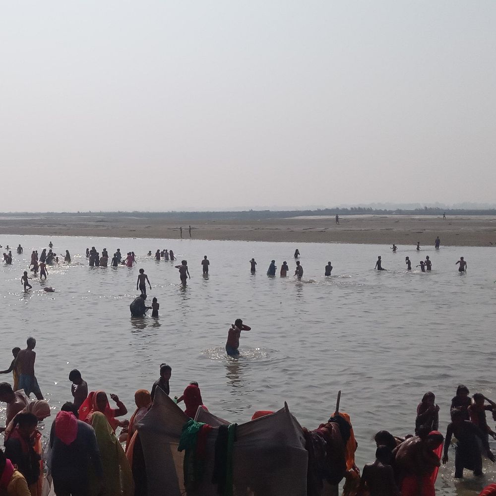 वैशाख अमावस्या पर गंगा स्नान:हरदोई के चियासर घाट पर हजारों श्रद्धालुओं ने लगाई डुबकी, किए धार्मिक अनुष्ठान