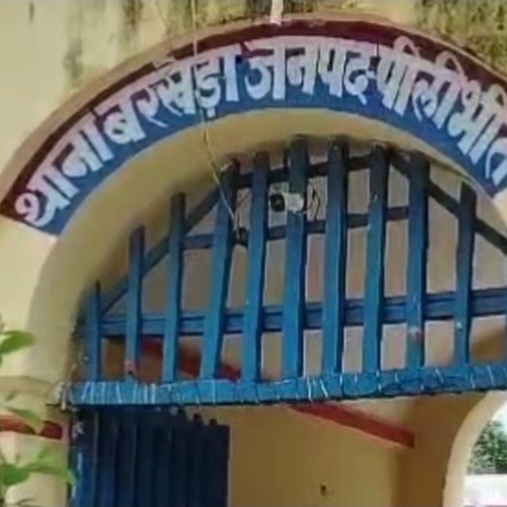 भाई से बहस के बाद छात्रा ने दी जान:पीलीभीत में 15 साल की छात्रा ने फांसी लगाई, परिजन पूजा के लिए गए थे मंदिर