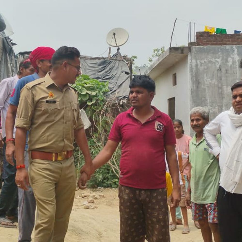 दिनदहाड़े बंद मकान में घुसा हिस्ट्रीशीटर:छत से कूदते समय लोगों ने पकड़ा, पुलिस को सौंपा