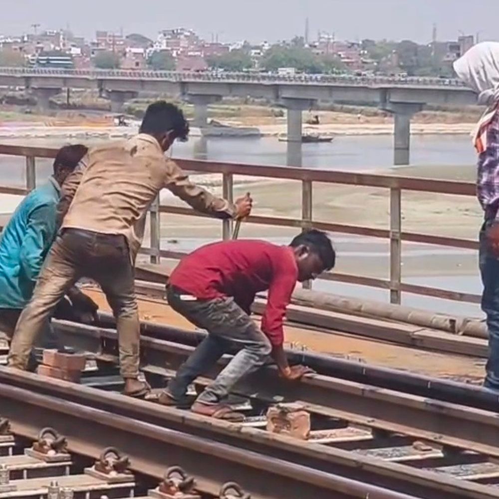 कानपुर रेलवे गंगा पुल पर एच-बीम स्लीपर का काम पूरा:29 अप्रैल से 42 मेमू-पैसेंजर और नियमित ट्रेनें होंगी शुरू, समय से पहले रेलवे ने काम किया पूरा