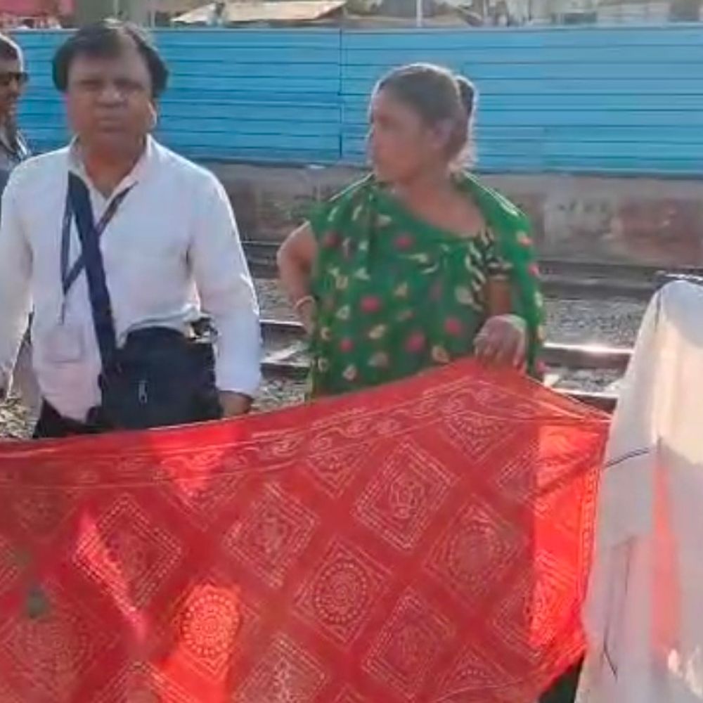 ट्रेन में यात्रा कर रही महिला को हुआ प्रसव पीड़ा:ललितपुर स्टेशन पर महिलाओं ने साड़ी की आड़ में कराया सुरक्षित प्रसव