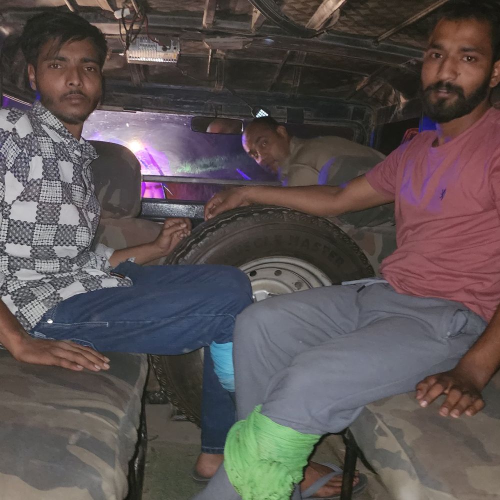 बैंक के बाहर लूट करने वाले बदमाशों से मुठभेड़:दो लुटेरे पैर में गोली लगने से घायल, लूट के 2 लाख रुपए बरामद