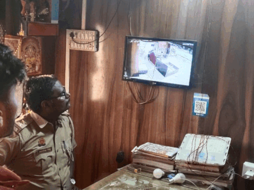 गोरखपुर के आयुष ज्वैलर्स में दिनदहाड़े लूट:दुकान में घुसकर 4.50 लाख रुपए के जेवर लूटे, CCTV में कैद बदमाश की तलाश जारी