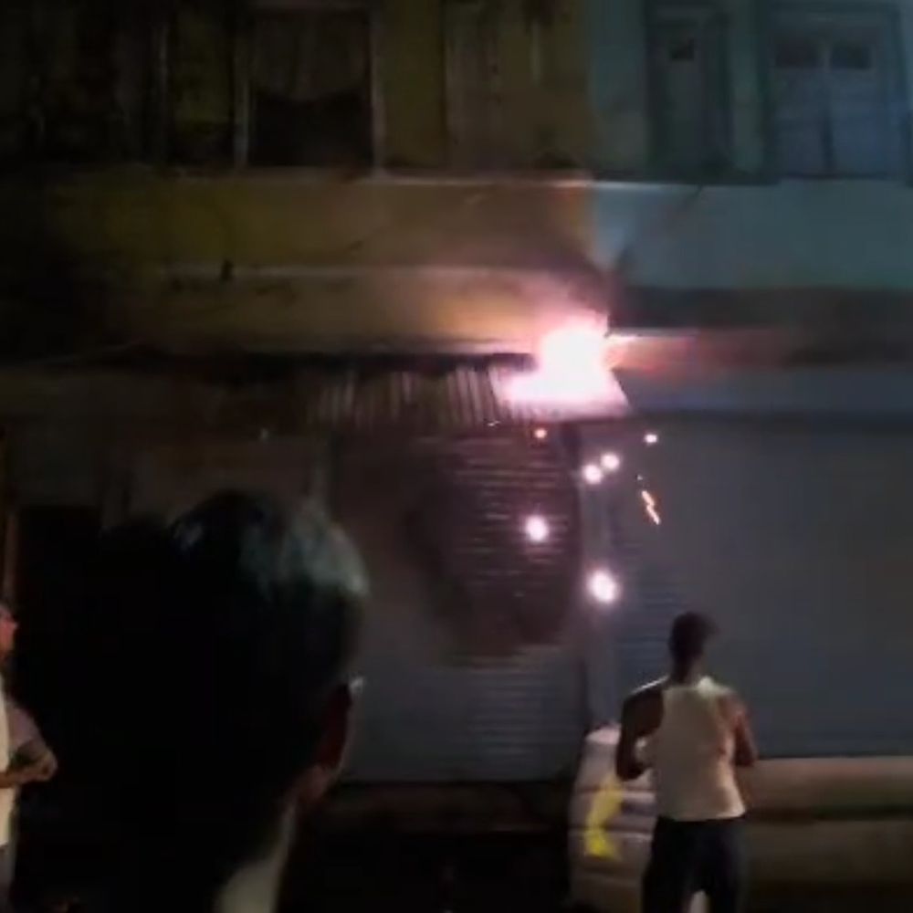 दुकान मालिक ने दीवार फांदकर बचाई जान:दमोह में शॉर्ट सर्किट से पार्षद की जूते की दुकान में लगी आग