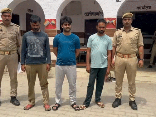 सीएम योगी के नाम पर फर्जीवाड़ा, एसपी ने किया पर्दाफाश:जनता दर्शन के नाम पर फर्जी शिकायत पत्र बनाकर वसूले रुपए, 3 को भेजा जेल