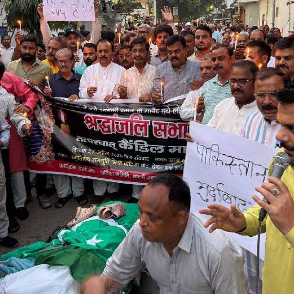 पाकिस्तान के नाम की जलाई अर्थी:पहलगाम हमले के विरोध में मृतकों को दी श्रद्धाजंलि; कैंडल मार्च में जुटे सैकड़ों लोग