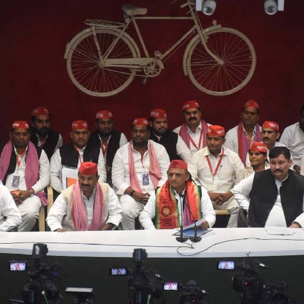 यूथ से बोले अखिलेश, बूथ करो मजबूत:गांव-गांव जाकर भाजपा के झूठ का पर्दाफाश करने की हिदायत, पीडीए शपथ दिलाने को भी कहा