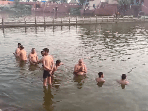 जींद में पिंडारा तीर्थ पर श्रद्धालुओं ने लगाई डुबकी:वैशाख अमावस्या पर किया पितृ तर्पण, सुबह 4 बजे से जुटने लगी भीड़