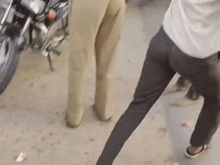 तेज रफ्तार कार ने गुमठी को मारी टक्कर:5 साल की बच्ची की मौत, परिवार के तीन लोग घायल; भीड़ ने कार सवारों को पीटा