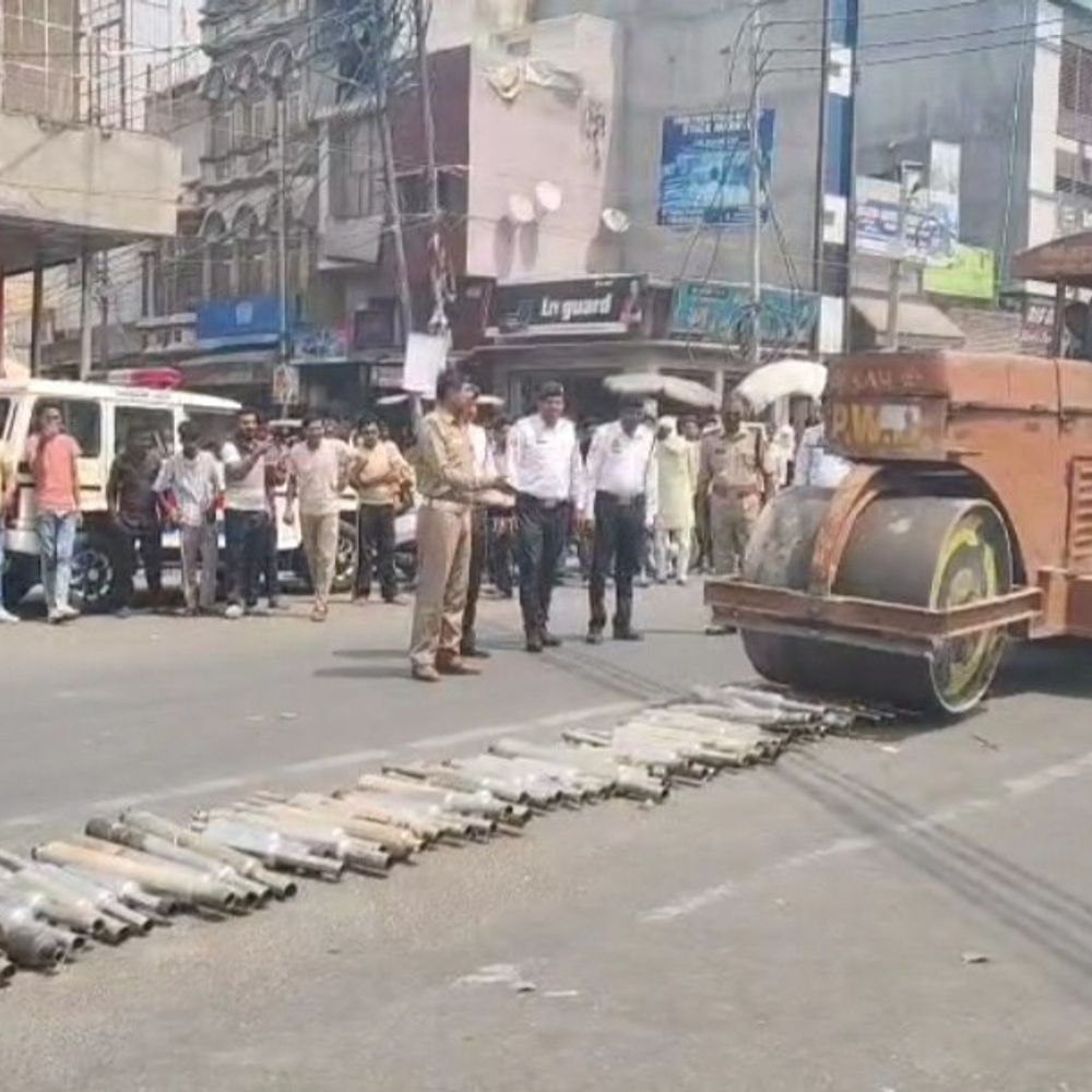 वाहनों के अवैध साइलेंसर पर चला रोड रोलर:संभल यातायात पुलिस की कार्रवाई, बुलेट समेत कई बाइकों के साइलेंसर किए गए नष्ट