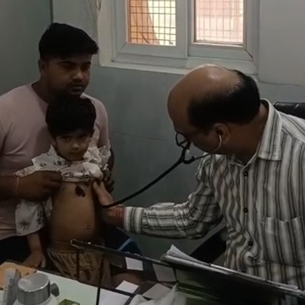 गर्मी के चलते ओपीडी में पहुंचे 2 हजार मरीज:हाथरस में ओपीडी के बाहर लगी लंबी लाइन, 200 बच्चे डायरिया-बुखार से पीड़ित