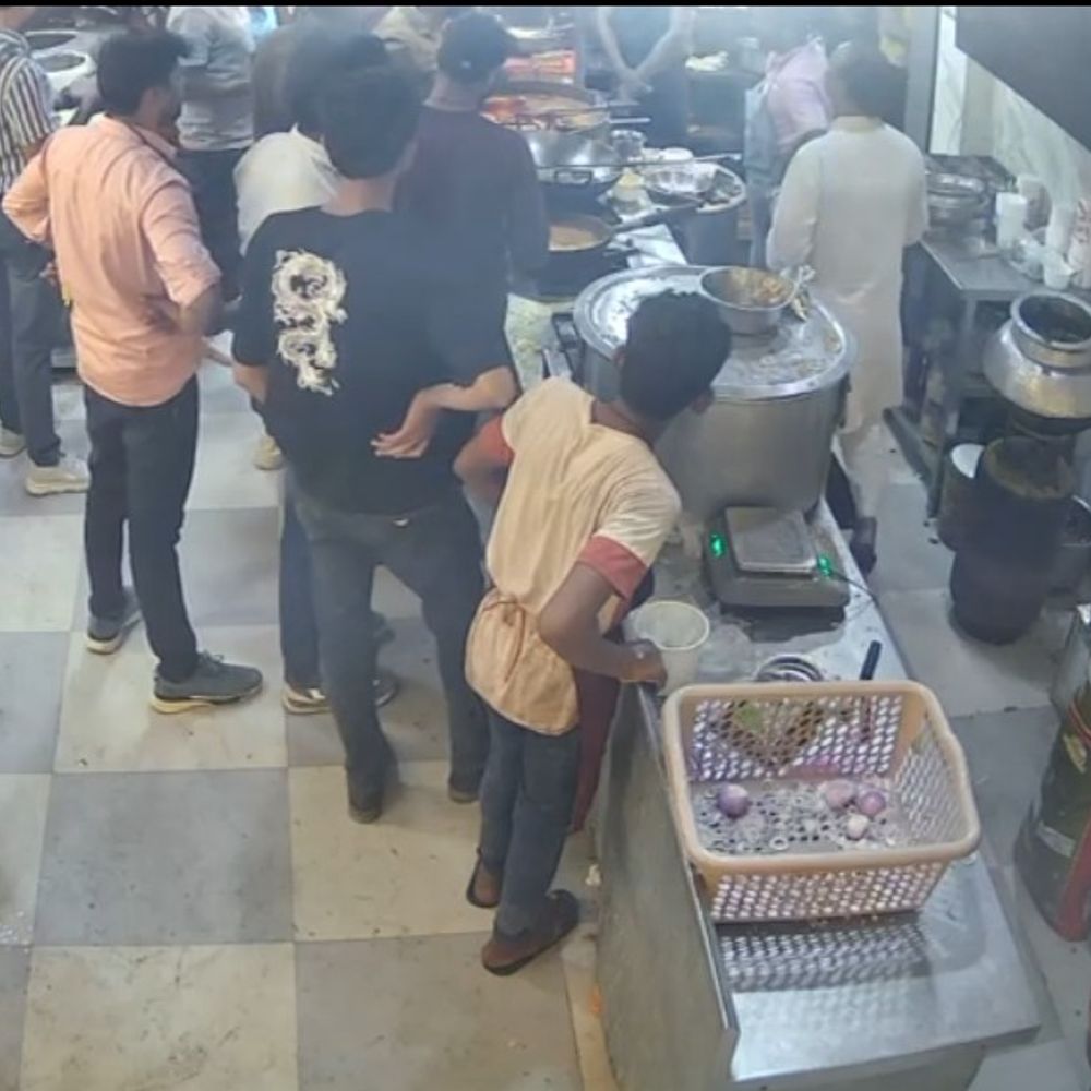 मैनपुरी में चिकन पॉइंट पर दबंगों ने मचाया उत्पात:शराब के नशे में लगाए धार्मिक नारे, आरोपी फरार