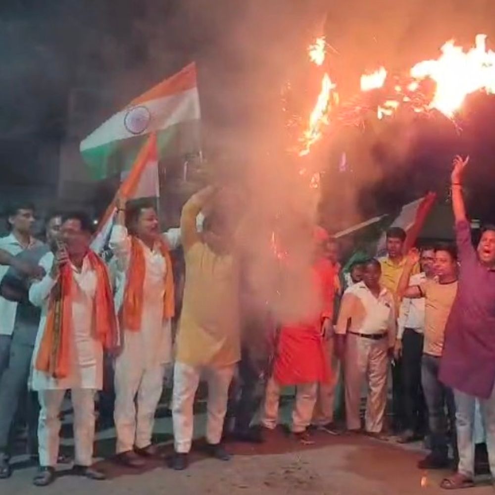 बलिया में पहलगाम हमले के बाद विरोध प्रदर्शन:लोगों ने पाकिस्तान का पुतला फूंका, श्रद्धांजलि दी; आतंक के खिलाफ नारेबाजी