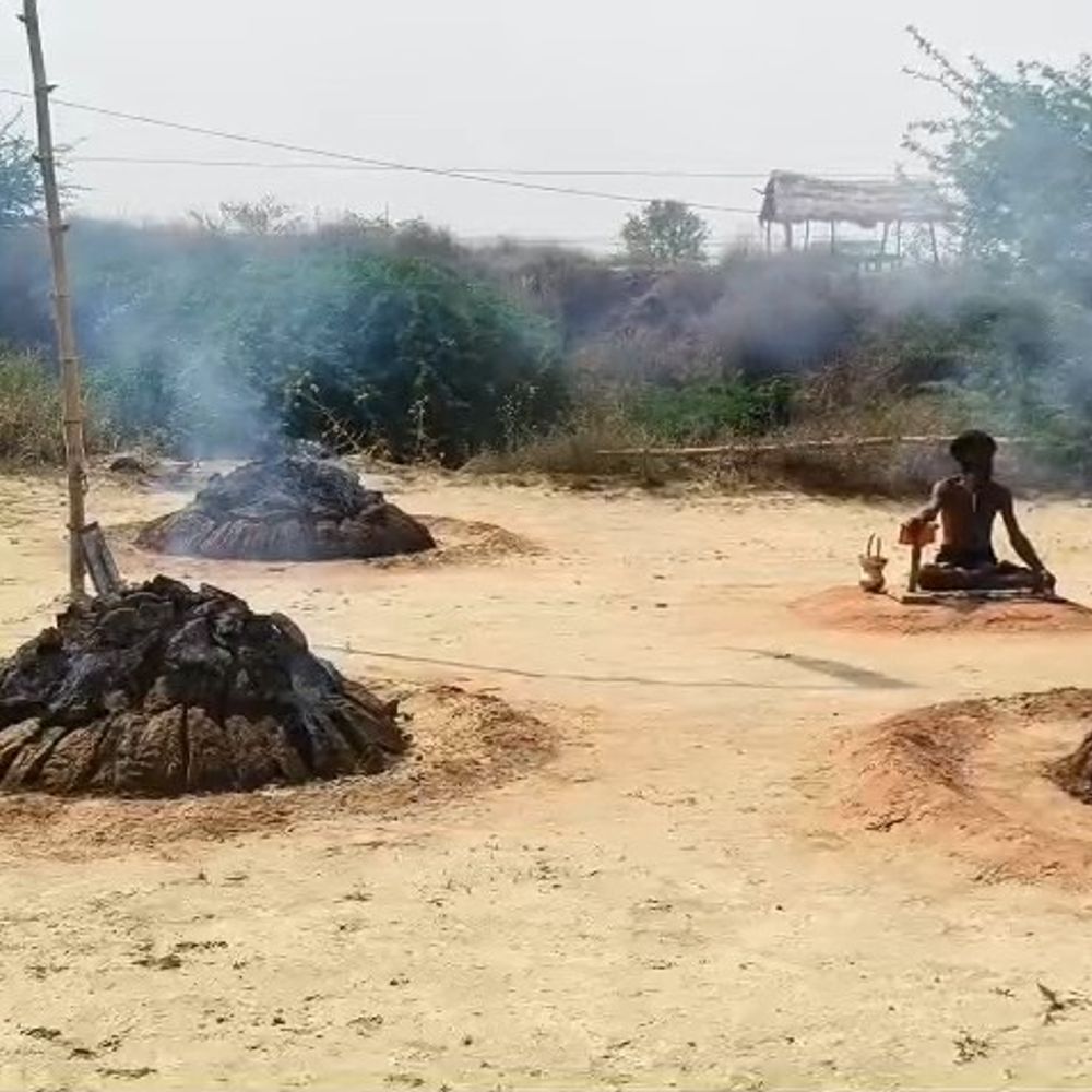 बकेवर में मौनी बाबा कर रहे पंच अग्नि तप:15 साल से मौन व्रत पर बाबा, रोज 3 घंटे अग्नि के बीच करते हैं साधना