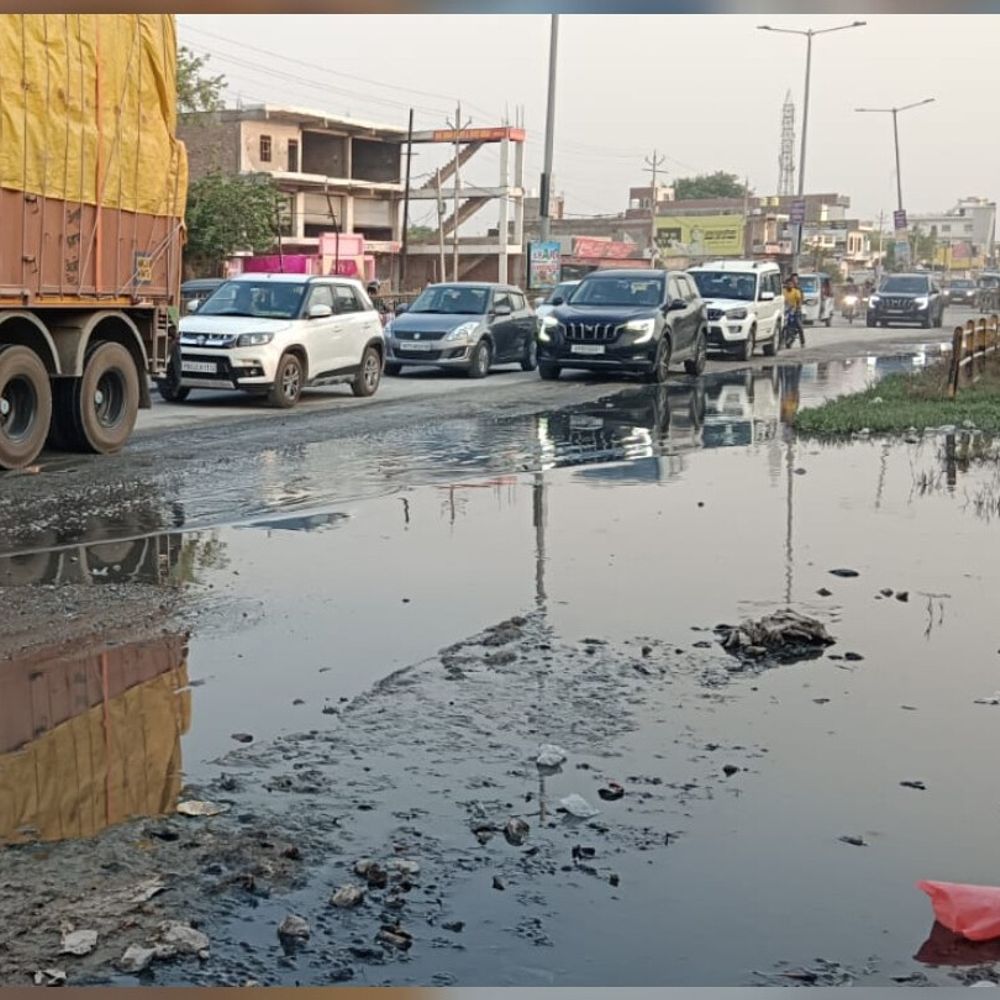 ग्वालियर हाइवे की खस्ता हालत पर ग्रामीणों का विरोध:आगरा में पांच दिनों से धरना, अधिकारियों की सुध-बुध के लिए किया हवन