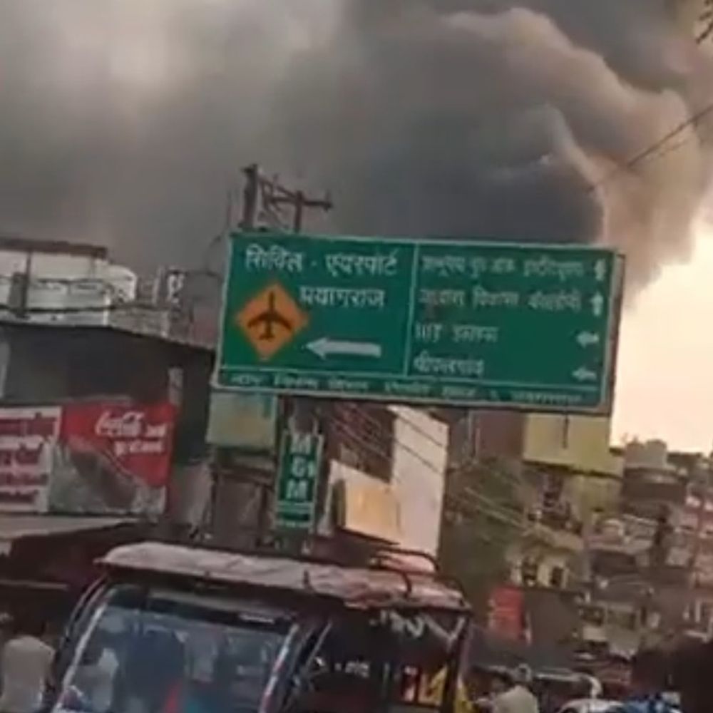 प्रयागराज के धूमनगंज में तबेले में लगी आग:3 बाइक जलीं, पशुओं को बचा लिया; शॉर्ट सर्किट की आशंका