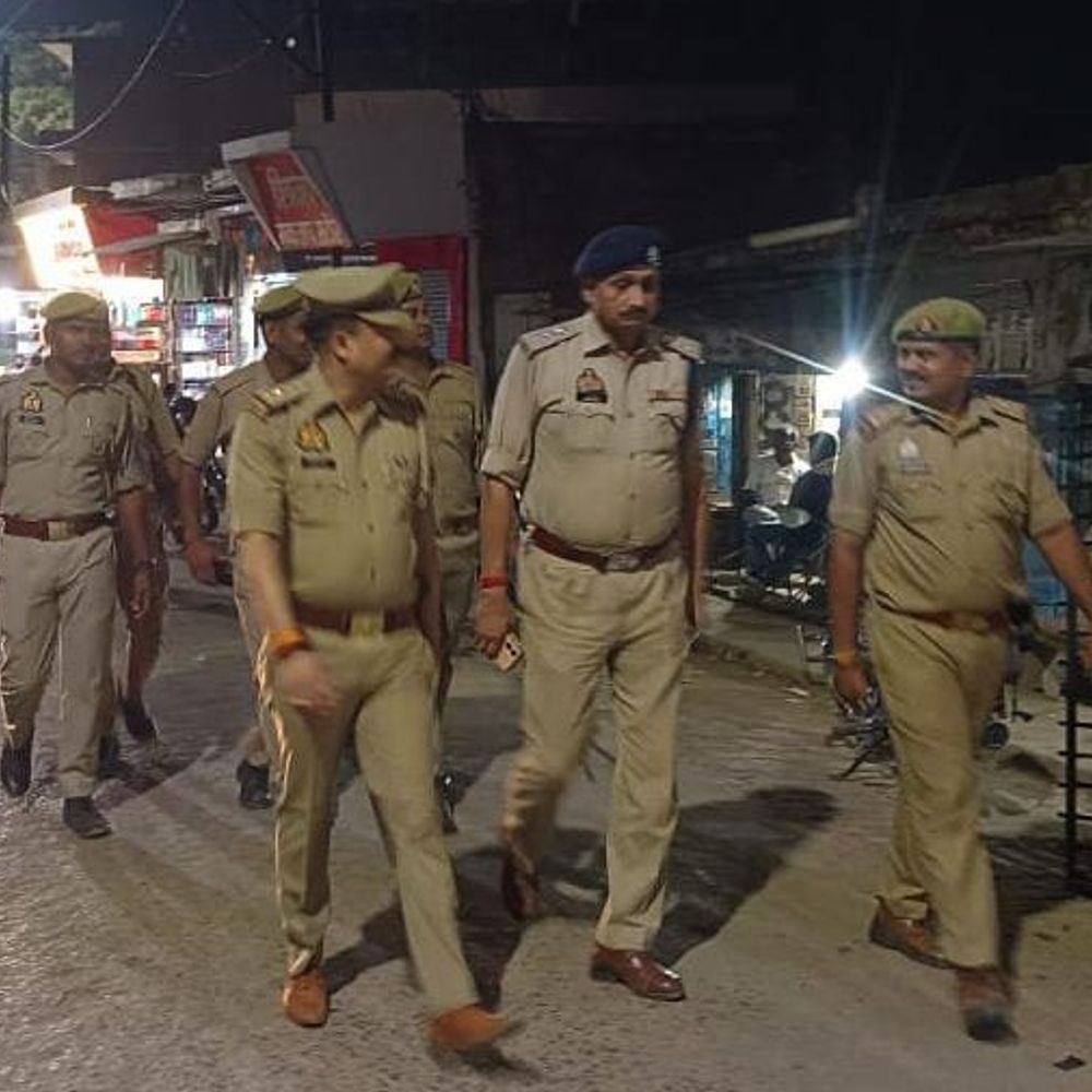 सभी थानों की टीमों ने एक साथ किया पैदल गश्त:गाजीपुर में वाहनों की चेकिंग और चालान, सुरक्षा के बारे में फीडबैक लिया