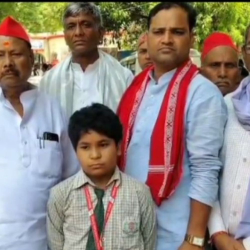 स्कूल में छात्र की पिटाई का सपा ने उठाया मुद्दा:डीएम से मिलकर सपा प्रतिनिधिमंडल ने जांच की मांग की