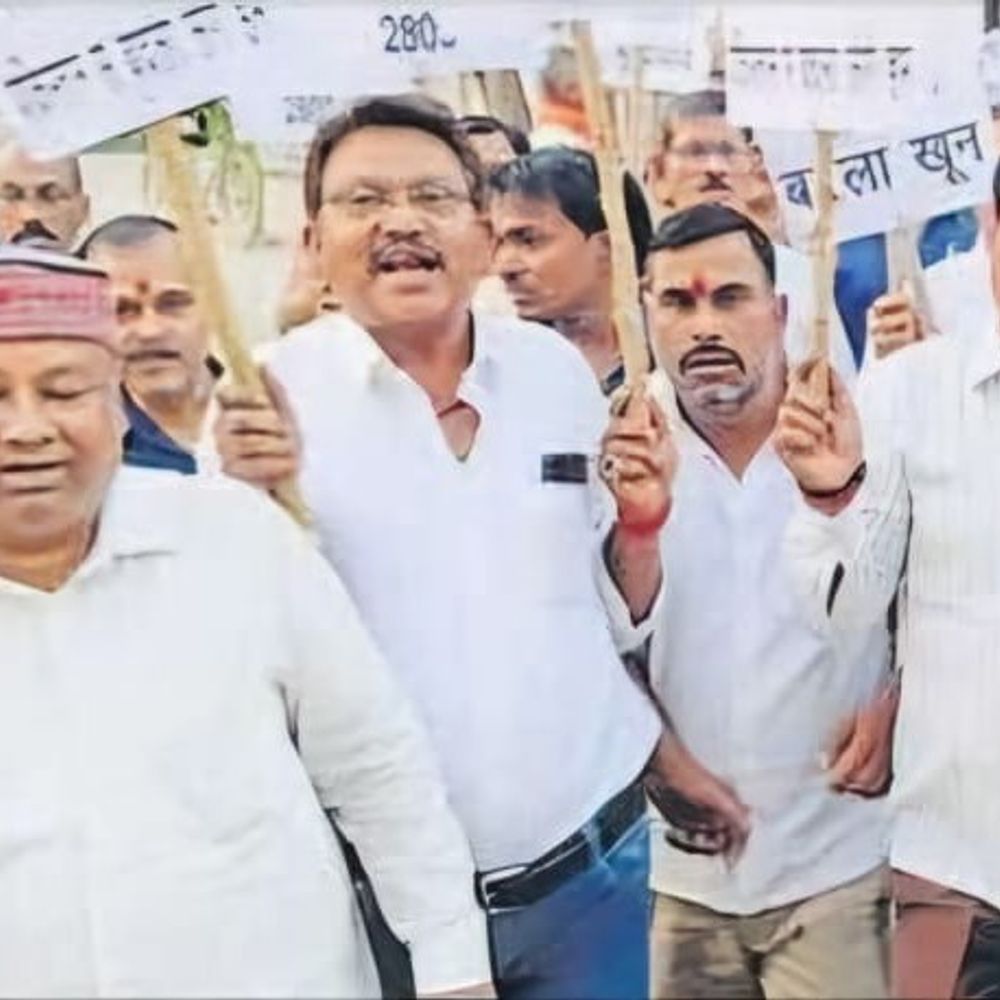 पहलगाम आतंकी हमले के विरोध में कैंडल मार्च:बलरामपुर में सैकड़ों लोगों ने किया प्रदर्शन, पाकिस्तान और आतंकवाद के खिलाफ नारेबाजी