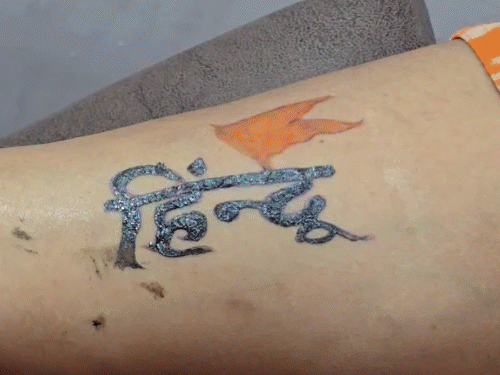 पहलगाम आतंकी हमले के बाद 'हिंदू' टैटू की डिमांड:वाराणसी में रोजाना बन रहे 50 से अधिक टैटू, लोग बोले- जान भी जाए पर धर्म नहीं छुपाएंगे