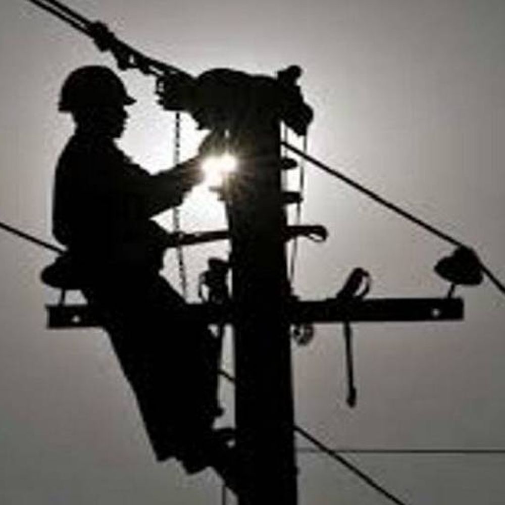 ब्रेकडाउन में कन्फ्यूजन से लाइनमैन की करंट से मौत:आजाद नगर फीडर पर करना था काम, लाइनमैन की दूसरे लाइव फीडर पर चढ़ने से मौत