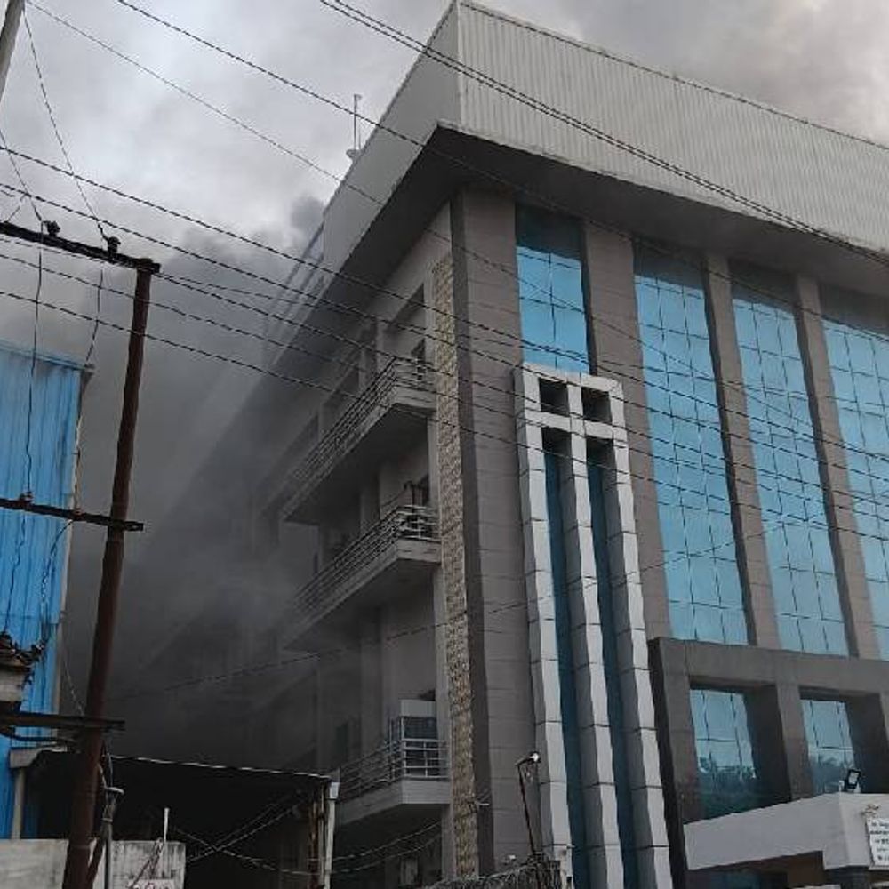 नोएडा के सेक्टर-80 स्थित कंपनी में लगी आग:दमकल की छह गाड़ियों ने पाया काबू, बुझाने में लग गए करीब 1 घंटा