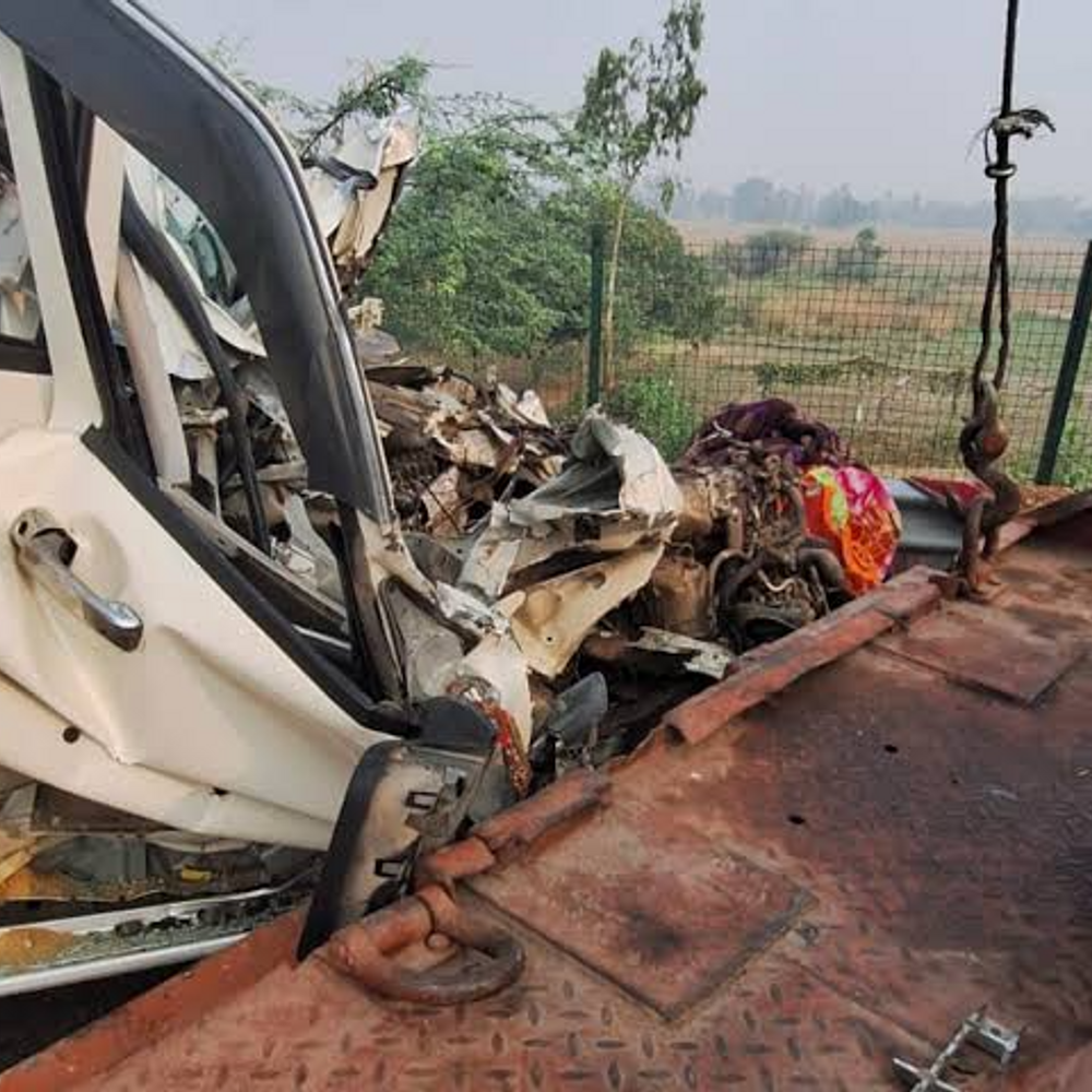 लखनऊ में सड़क हादसों में तीन की मौत:पारा में बाइक सवार को सामने से डाला ने उड़ाया; बोलोरो ने ई-रिक्शा को मारी टक्कर