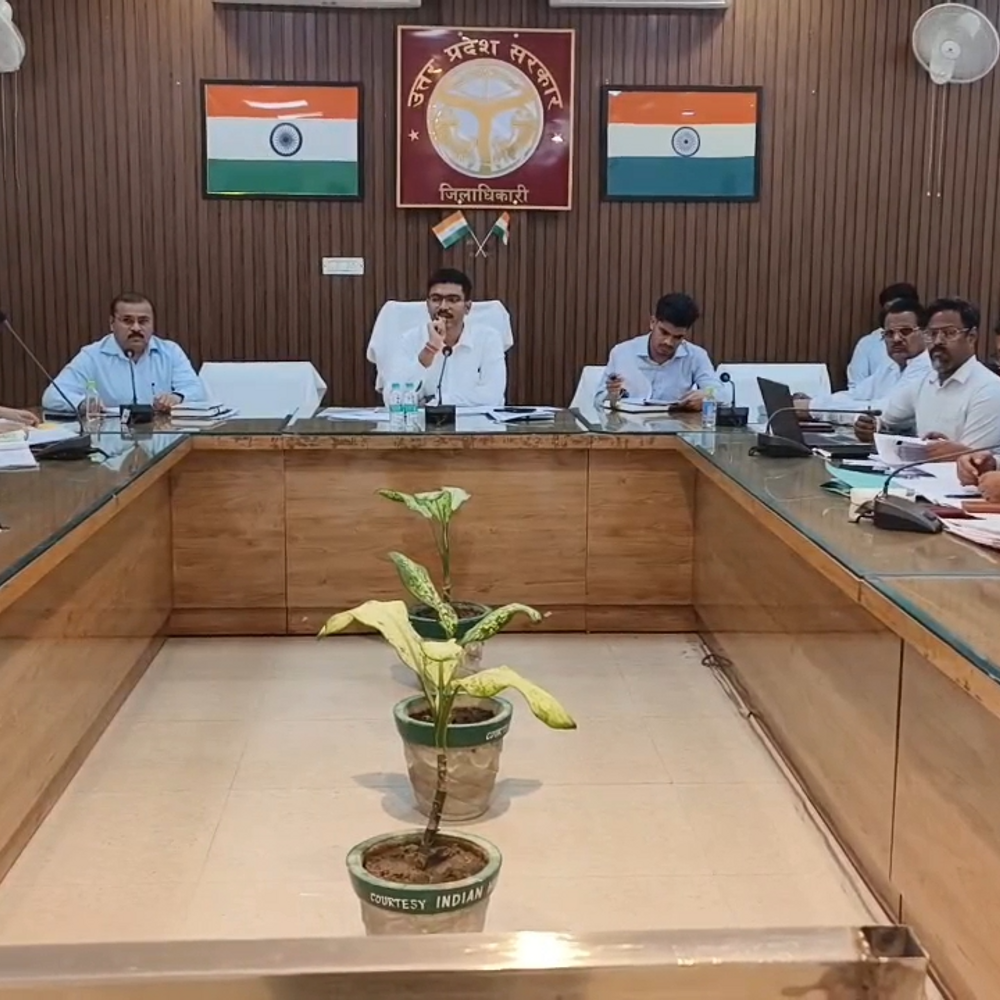 सहारनपुर में 2 MOIC के वेतन काटे:मोतियाबिंद ऑपरेशन नहीं होने पर भड़के डीएम, बायोमैट्रिक हाजिरी न देने वाले डॉक्टरों पर होगी कार्रवाई