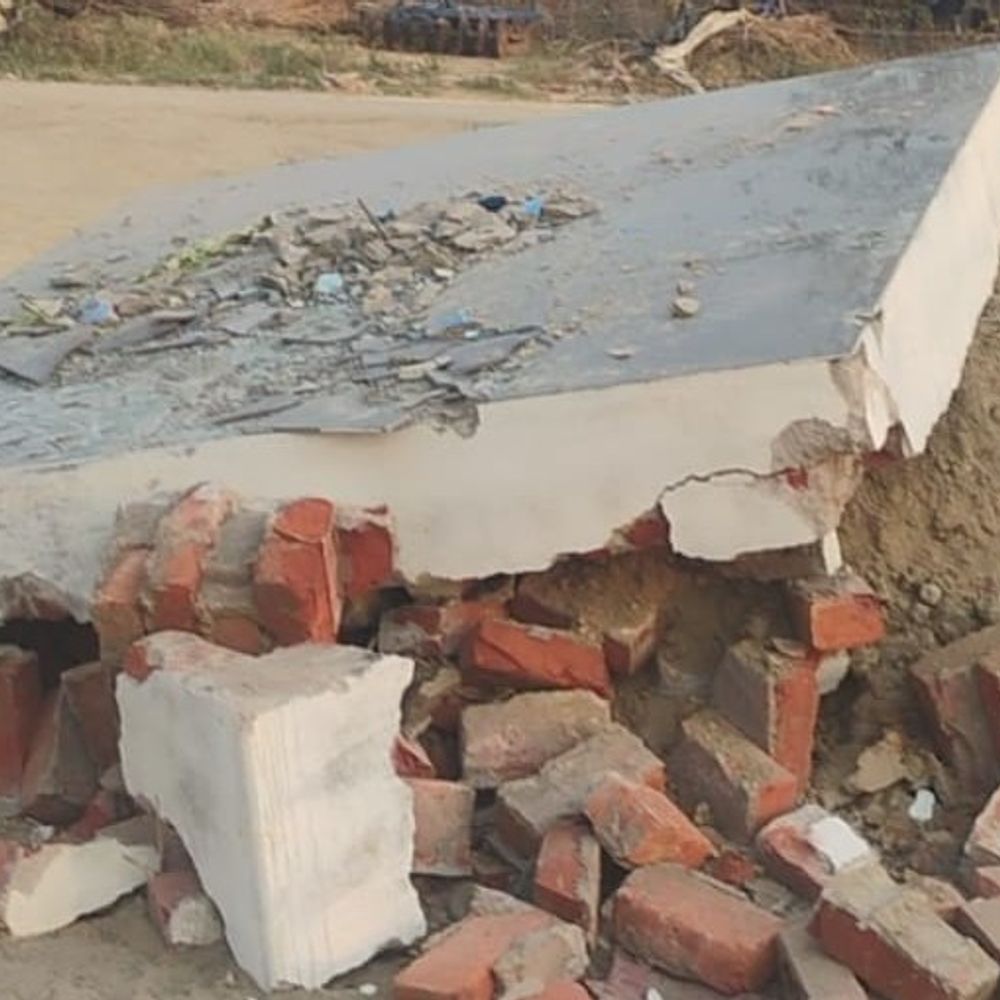अवैध रूप से लगाई गई अंबेडकर प्रतिमा तोड़ी:ग्रामीणों में आक्रोश, मौके पर पुलिसकर्मी तैनात