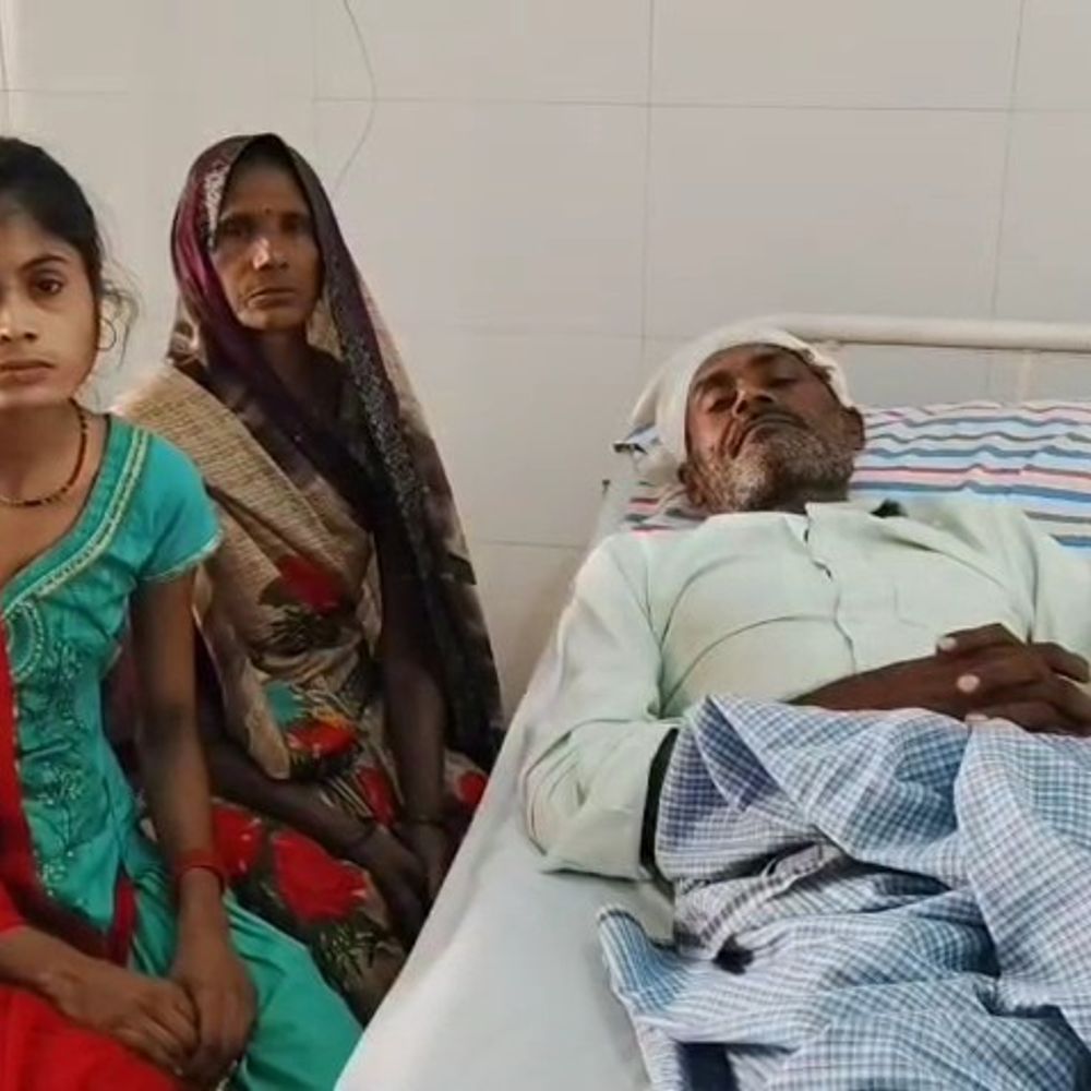 संपत्ति के लिए बेटे ने किया पिता पर जानलेवा हमला:बांका से काटा पैर, मां-बहन को पीटा; आरोपी फरार