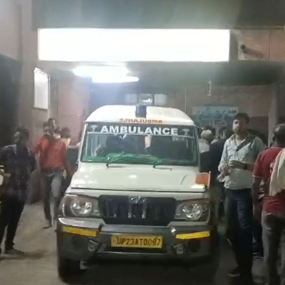 एटा में दो बाइक की टक्कर में 3 लोग घायल:शादी समारोह से लौटते समय हुआ हादसा, आगरा रेफर