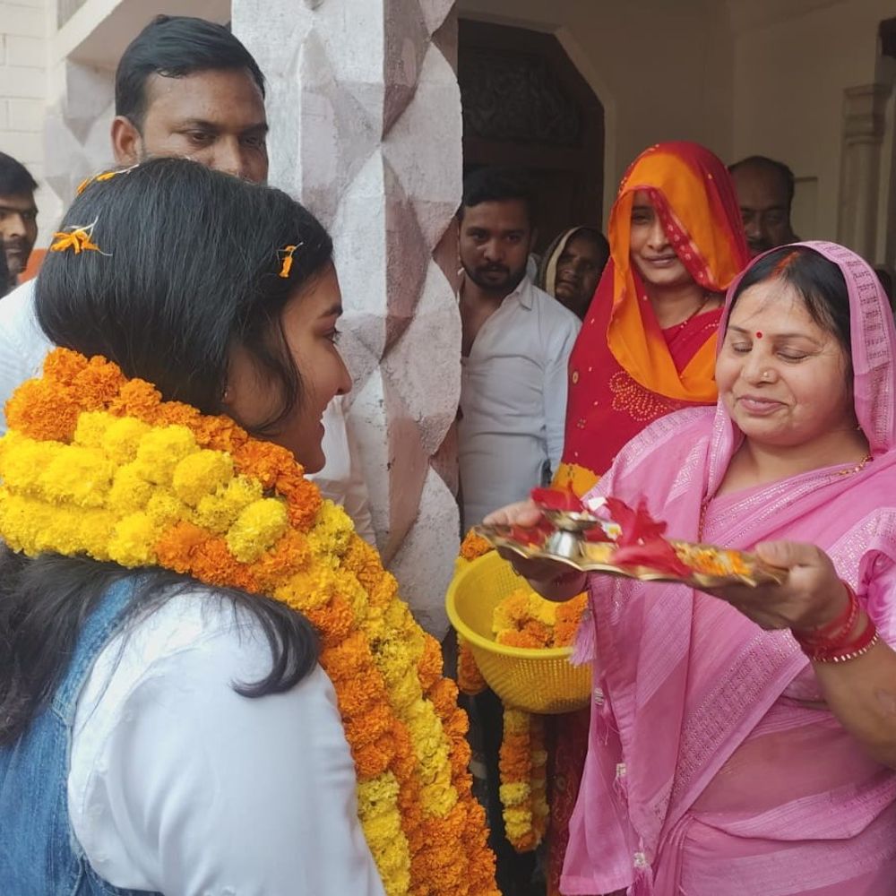 यूपीएससी में 672वीं रैंक लाने वाली दिशा द्विवेदी:सुलतानपुर के अलीगंज में ग्रामीणों ने किया भव्य स्वागत, शिव मंदिर में की पूजा