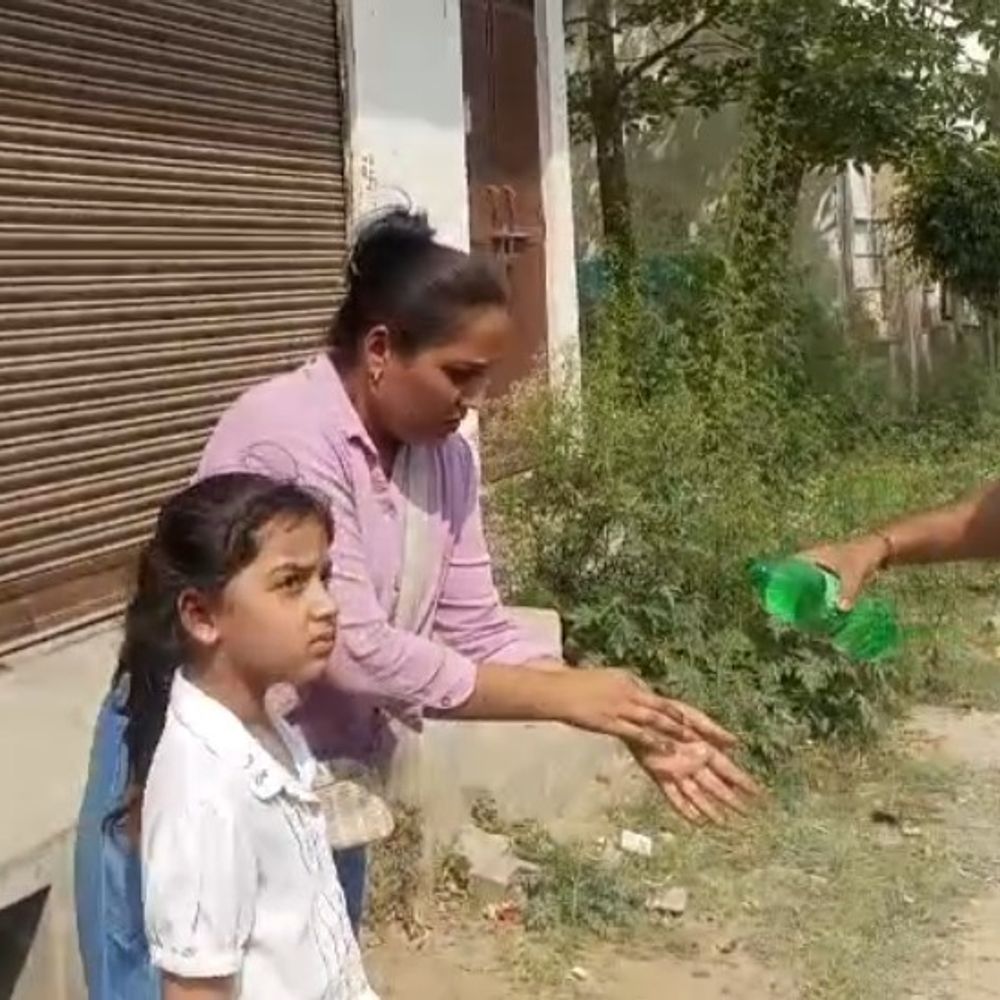 स्कूटी सवार महिला से चेन स्नैचिंग:हापुड़ में बेटी के साथ सड़क पर गिरी महिला, CCTV में कैद हुई वारदात