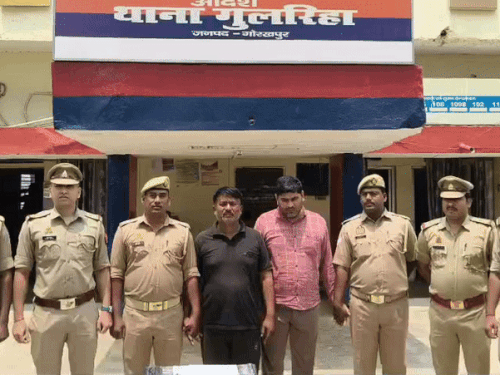 व्यापारियों से ठगी करने वाले गैंग के दो जालसाज अरेस्ट:असली नोटों के बदले दस गुना नकली नोट देने का देते थे झांसा, गोरखपुर में दो दिन में की 6 लाख की ठगी