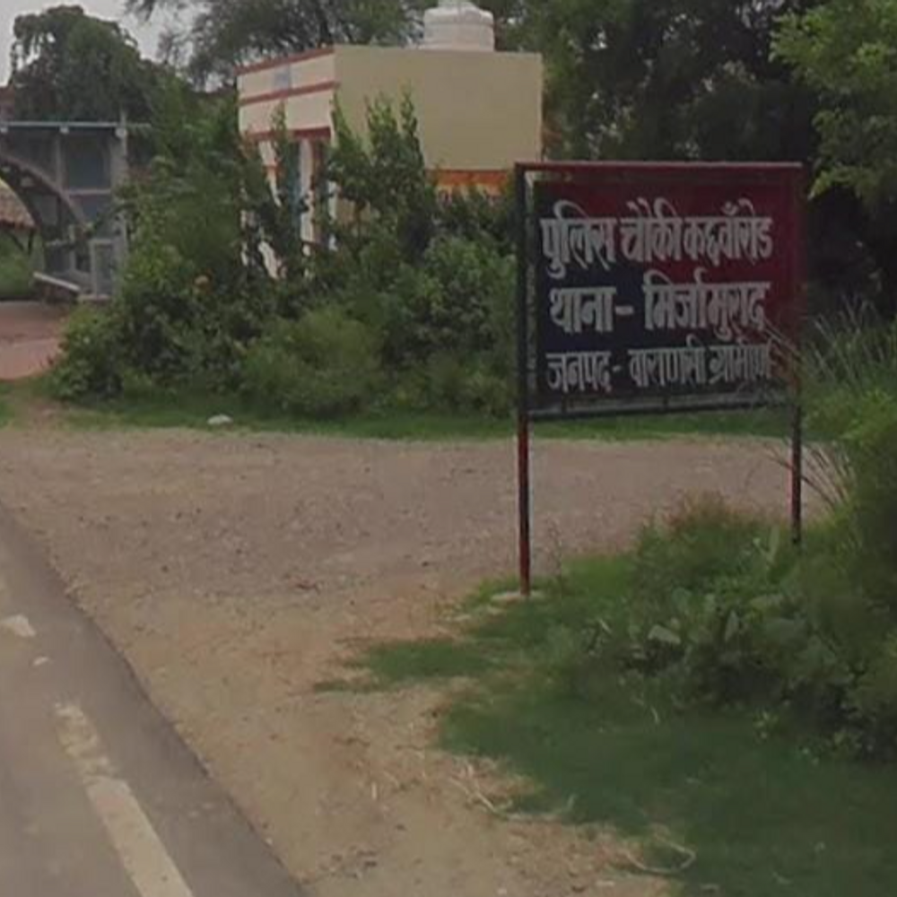 वाराणसी में क्रेडिट कंपनी में घुसकर बदमाशों ने लूटे 26000:दिनदहाड़े ब्रांच मैनेजर की कनपटी पर लगाया तमंचा, CC फुटेज खंगाल रही पुलिस