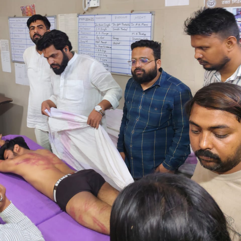 वाराणसी में नाम-धर्म पूछकर मुस्लिम युवक को रॉड-डंडों से पीटा:गंगाघाट पर कमरे में बंदकर 2 घंटे बरसाई लाठियां, लहूलुहान-बेहोश होने पर बाहर फेंका