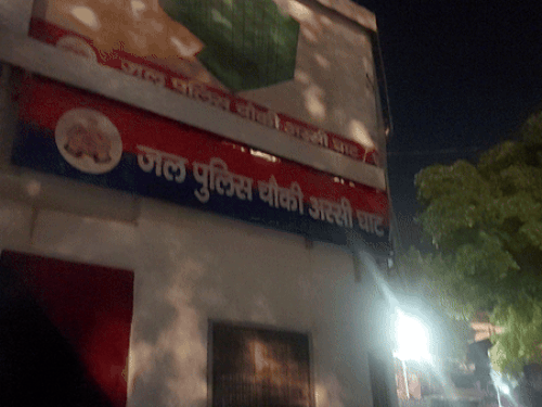 अस्सी घाट पर पर्यटक से मारपीट:खिलौना बेचने वाली लड़कियों पर लगा आरोप, पुलिस ने मुकदमा दर्ज किया मुकदमा