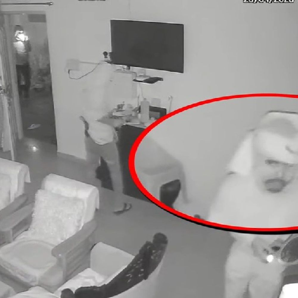 लखनऊ में रिटायर्ड अधिकारी के घर लाखों की चोरी:एक घंटे में चोरों ने पूरा घर खंगाला; चार नकाबपोश दीवार कूदकर घुसे, CCTV में हुए कैद