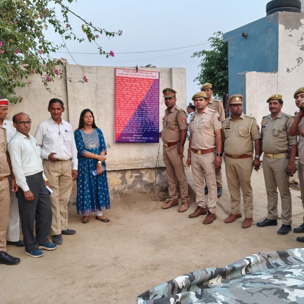 मथुरा में गैंगस्टर की 41.25 लाख की संपत्ति कुर्क:सोने की ईंट के नाम पर ठगी करने वाले सलीम जाफर के मकान और जमीन पर कार्रवाई