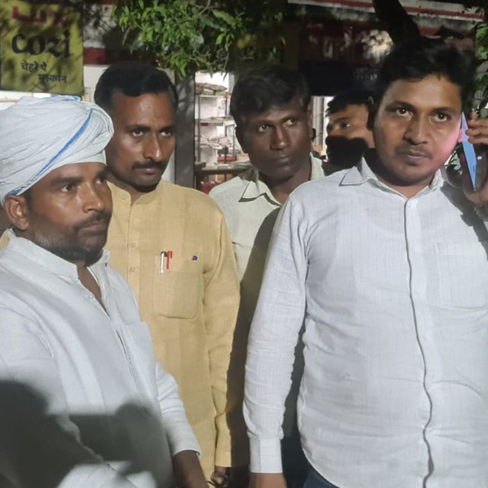 सुल्तानपुर में शिक्षक समेत 2 व्यक्ति को गोली मारी:बाइक सवार हमलावर फरार, पेट और पैर में गोलियां लगीं