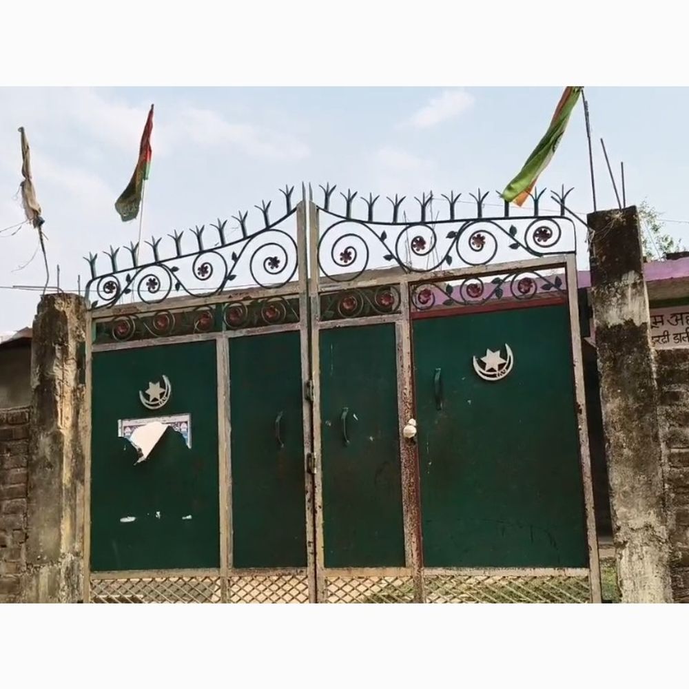 सरकारी जमीन पर बने अवैध धार्मिक स्थलों पर कार्रवाई:महराजगंज में 19 मदरसे-मजार चिह्नित, नौतनवा के मदरसे को किया सील