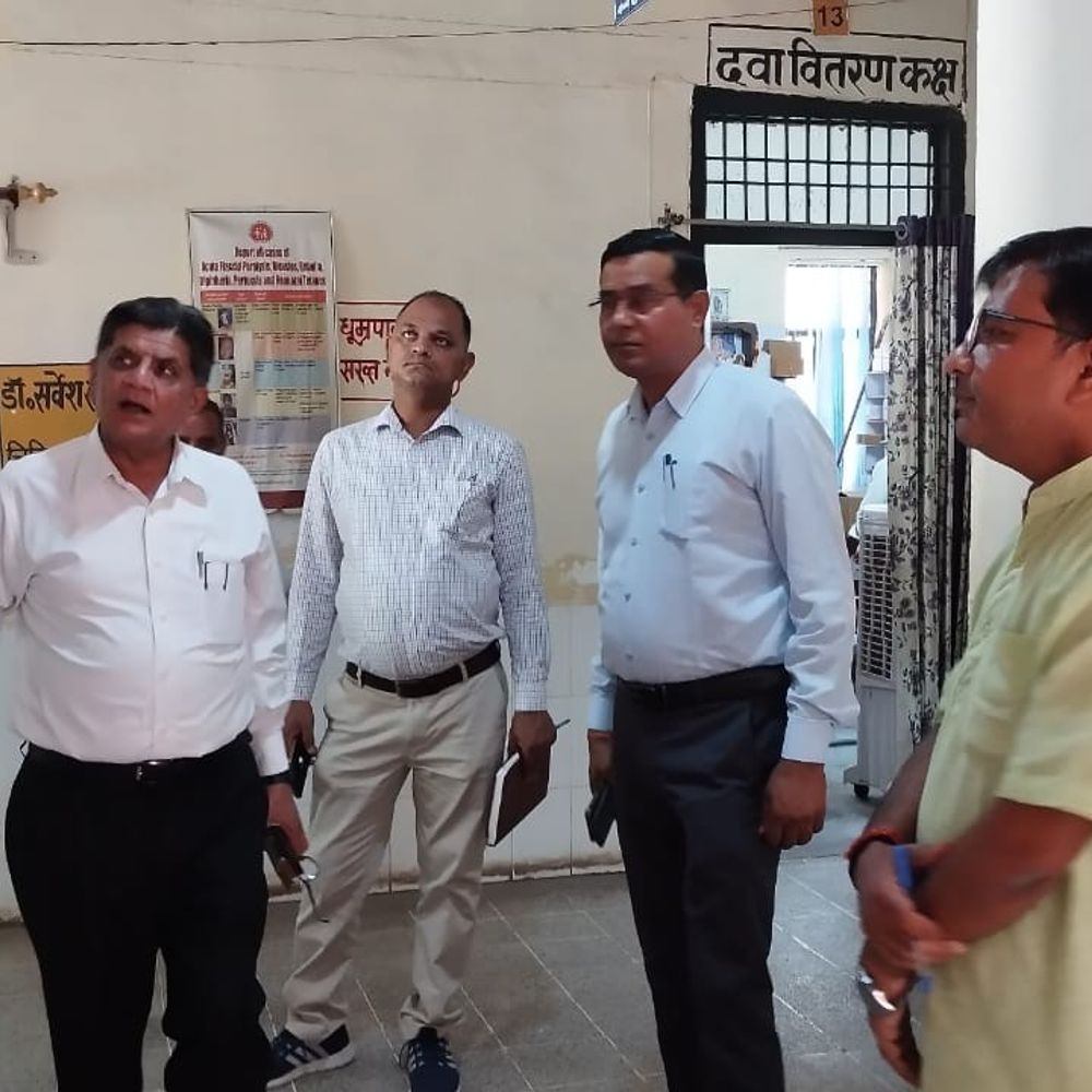 जालौन में स्वास्थ्य केंद्रों की जांच:अनुपस्थित डॉक्टरों का वेतन कटा, एक केंद्र बंद मिला; सीएमओ ने दिए सुधार के निर्देश