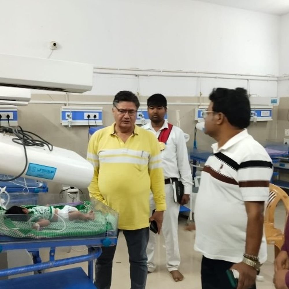 भदोही के अस्पतालों में अनुशासनहीनता:सीएमओ के औचक निरीक्षण में 17 कर्मचारी गायब, वेतन रोका