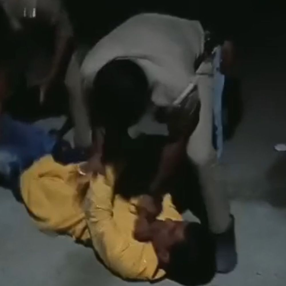 महिलाओं से छेड़छाड़ करने वाले युवक का तांडव, VIDEO:पुलिस टीम पर हमला, दरोगा से मारपीट; जांच शुरू