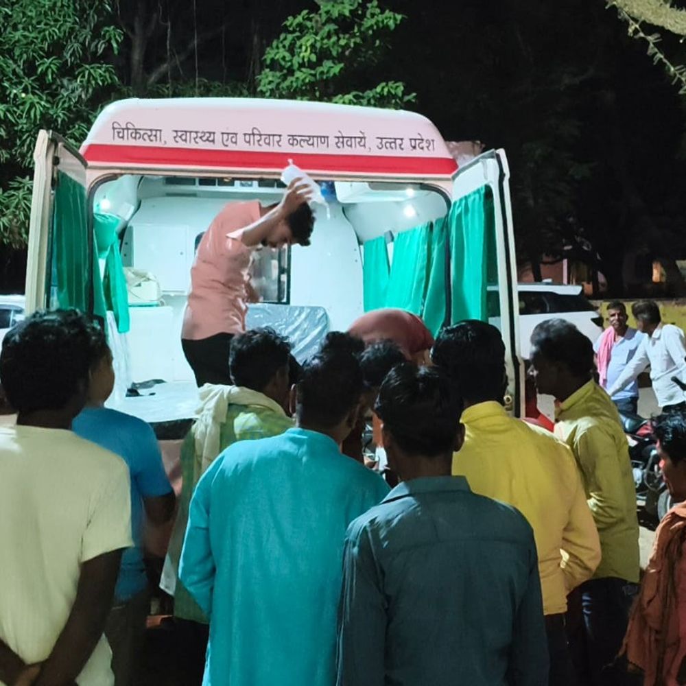 लखीमपुर जा रही बारातियों की बोलेरो पलटी:सीतापुर में हादसा, 5 लोग घायल, एक को जिला अस्पताल किया रेफर